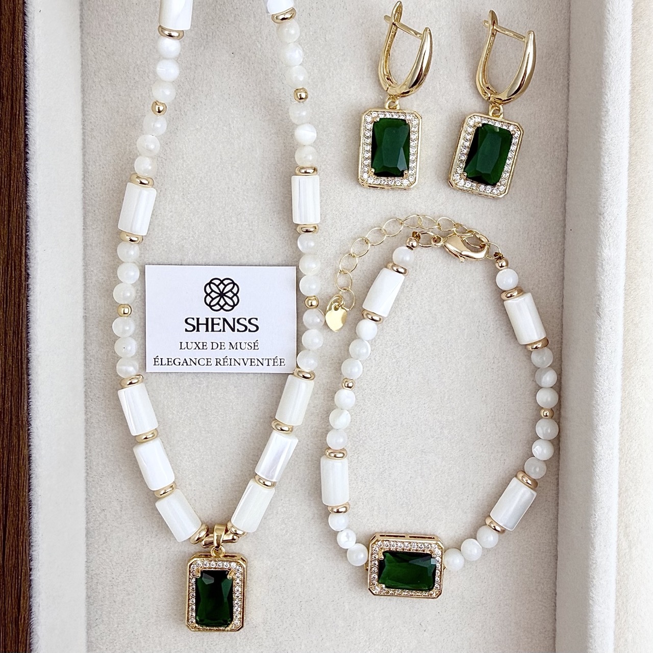 Natural White Shell & Emerald  - огляд і ціна Luxury Gift Set
