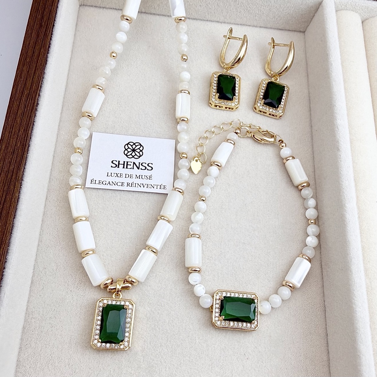 Natural White Shell & Emerald  - огляд і ціна Luxury Gift Set