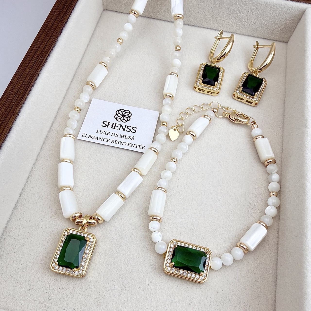 Natural White Shell & Emerald  - огляд і ціна Luxury Gift Set